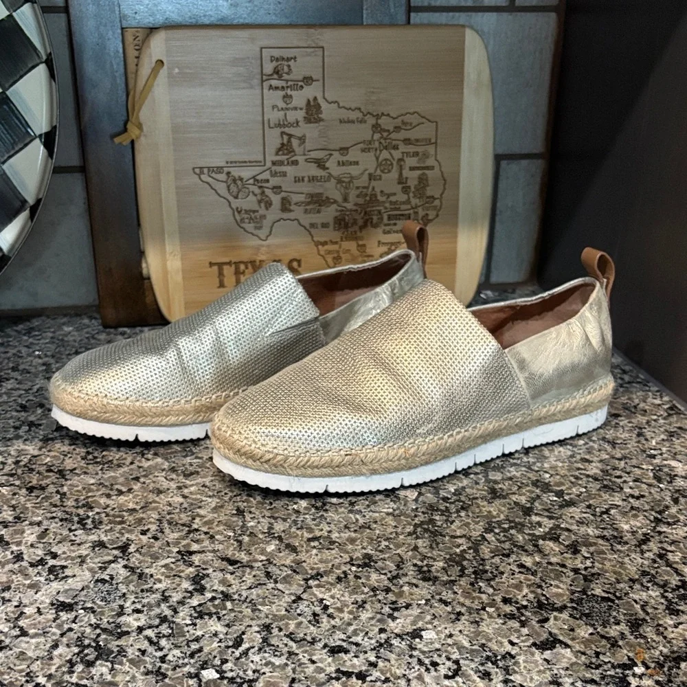 Gentle Souls Kenneth Cole Lara A-Line Sporty 2 Metallic Gold Espadrilles Size 8